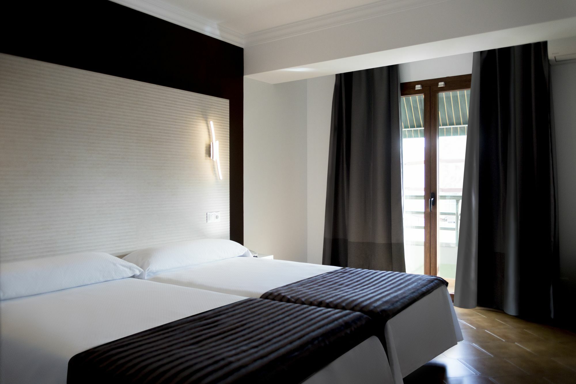 โอสตัล อัลฮัมรา - สําหรับผู้ใหญ่เท่านั้น Hotel เนร์คา ภายนอก รูปภาพ